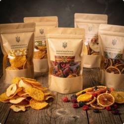 Фруктові чипси в крафтовій упаковці